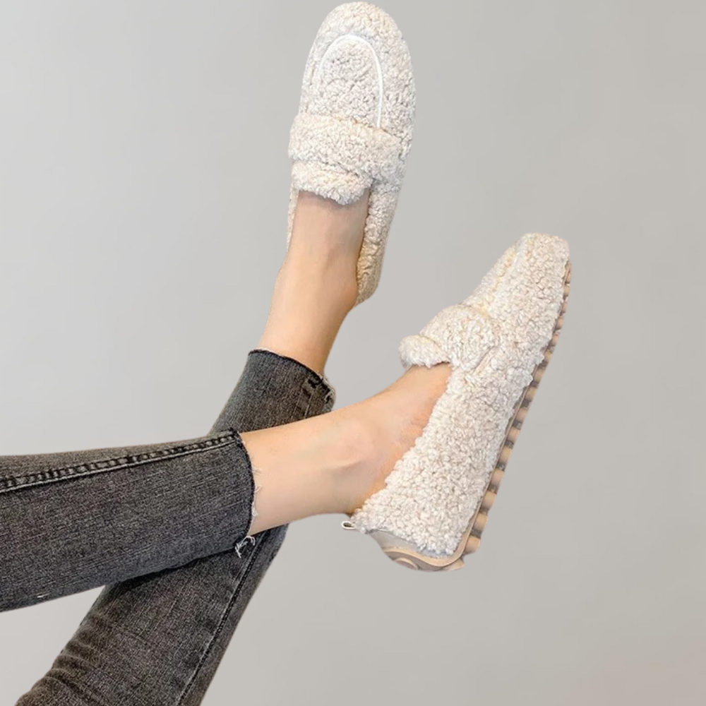 Elyn Women's Slippers | Plush Comfort & Vintage Style 1
